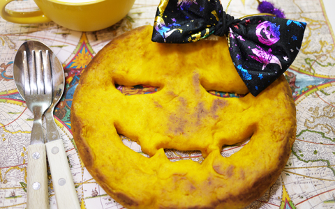 サムネイル フライパン一つでできる、簡単ハロウィンレシピ「キュートな笑顔のしっとりかぼちゃスコーン」