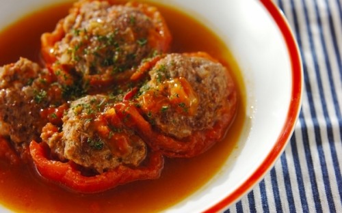 トマトの酸味がアクセントに、短時間でパパッと作れる「トマトの肉詰め」