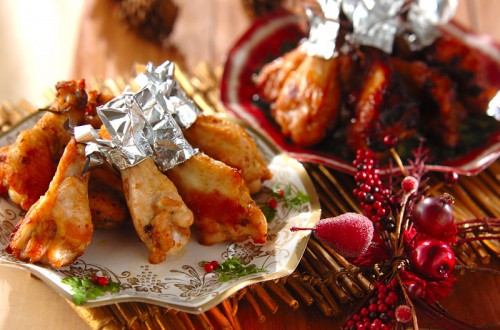 おうちクリスマスの定番！漬けて焼くだけ簡単手羽元のローストチキン