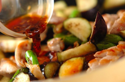 鶏とナスのニンニクじょうゆ炒めの作り方2