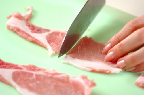 黄金比のタレで!定番の豚肉の生姜焼きの下準備1