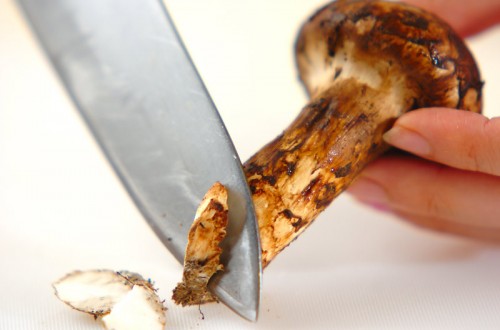 ぜいたくに!松茸のみの松茸ご飯の下準備1