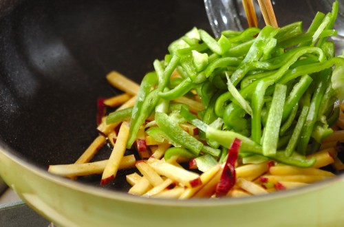 甘辛味でやみつきピーマンとサツマイモのきんぴらの作り方1