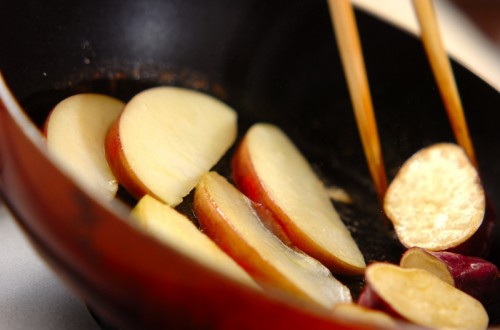 リンゴとサツマイモのソテーの作り方1
