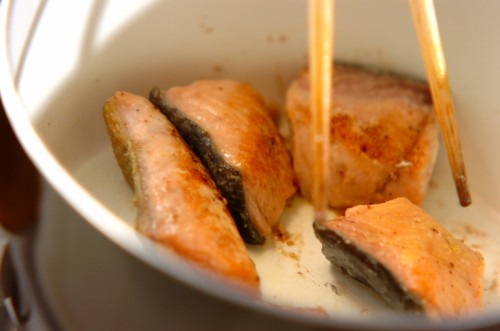 鮭とブロッコリーのクリームシチューの作り方1