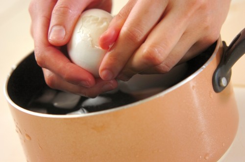 ゆで卵のコチュマヨソース添えの作り方1