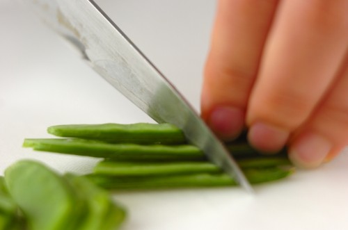 キヌサヤのナンプラーきんぴらの下準備1