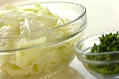 ちぎりキャベツのニラ塩ダレの下準備1