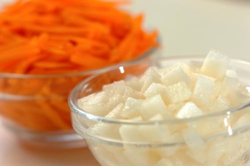 ニンジンと梨のサラダの下準備1