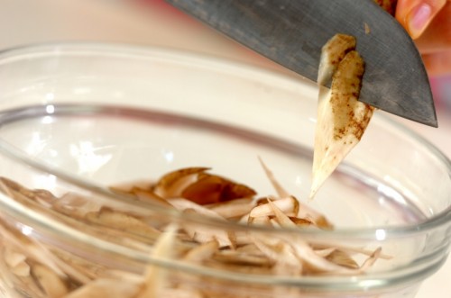 お箸が止まらない!ゴボウのサクサク揚げ by 杉本 亜希子さんの下準備1