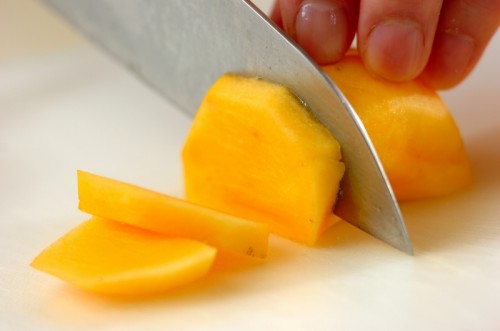 生ハムと柿のサラダの下準備1