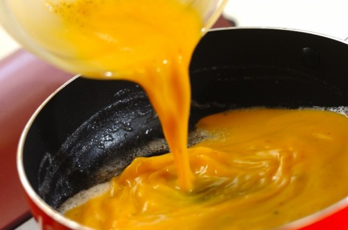 簡単!たっぷりチーズのふわふわオムレツ by 杉本 亜希子さんの作り方1