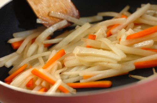 ご飯のお供に!大根とニンジンのきんぴらの作り方1