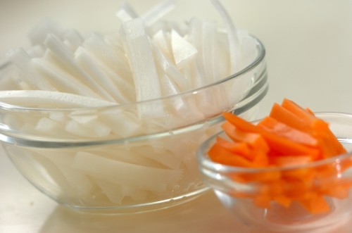 ご飯のお供に!大根とニンジンのきんぴらの下準備1