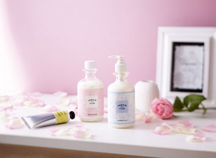 {fBPAuJARDIN DE LA FLEURiFloraljv^ijnhN[i50mlj1900AoX\gi250gj2300A{fBEHbVi295mlj2300