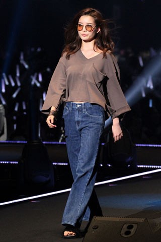 �yFLOVE�z�I�J