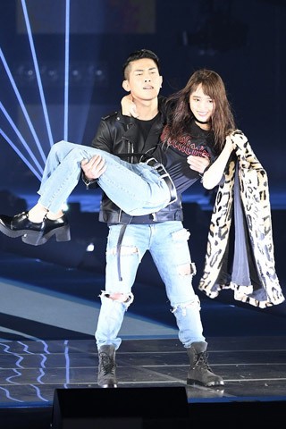 �yBershka�z�W�����O���|�P�b�g�E���c���v�A�ߓ���q