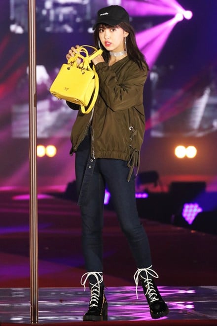 cjR^uSamantha Thavasav