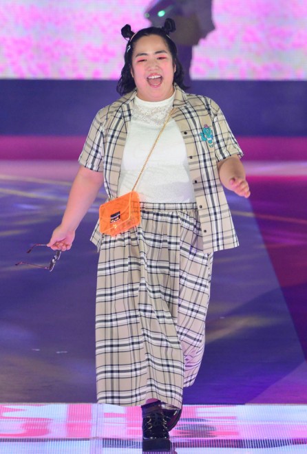 wSHE THREEx肠񃌃gBo@