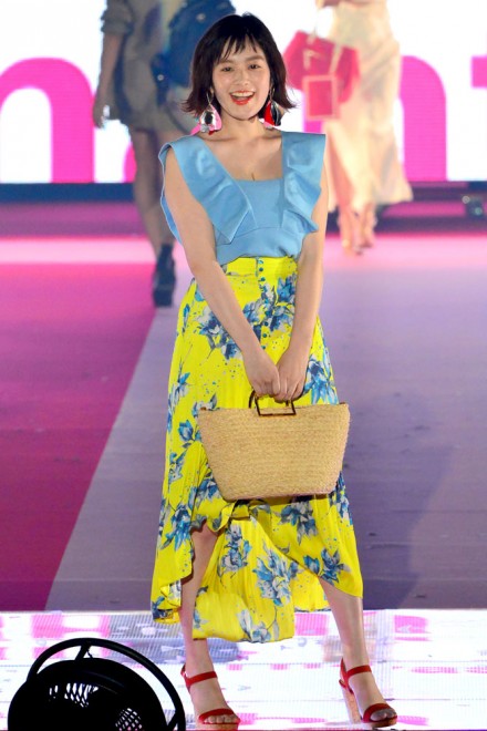 wSamantha Thavasax⨔aq