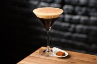 『Nakameguro Espresso Martini（中目黒 エスプレッソ マティーニ）』（税抜2000円／3階「ARRIVIAMO BAR」提供）