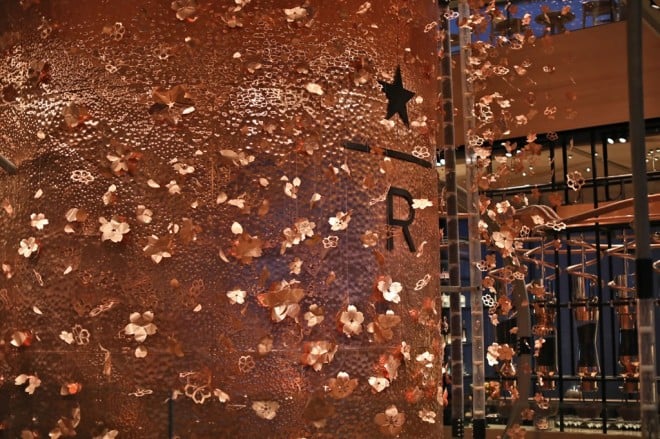 WԂ݂тт̃LXN̕\ʂɂ͐ElꖇꖇƂŎdグ̉Ԃт炪{Ă