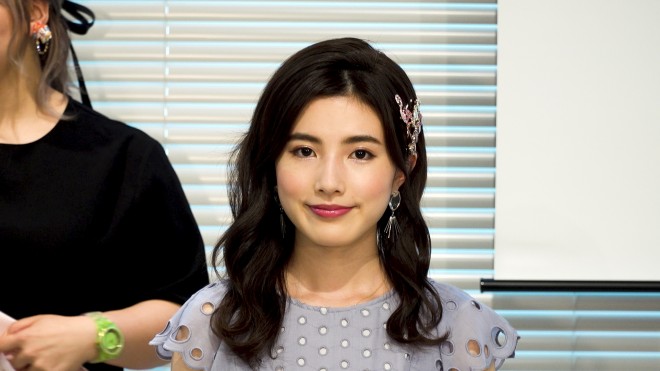 ŌɃwAAWBUNUNƃtɕڂAR[ŋtтĂāAXv[UČŒBs_ɎhăAWB