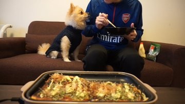 ���т��эs���鎩���A�H�ו����ڂ̑O�ɂ����Ă�����������ő҂��Ă���|������