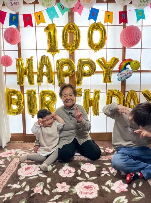 大正10年生まれのひいばあちゃん(100)と、平成31年生まれのおっちゃん(2)