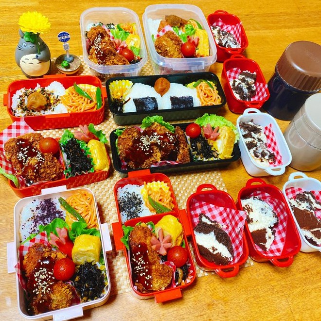 Ƒ̐HׂʁAD݂ɍ킹čꂽA8lƑ}}̂ٓ