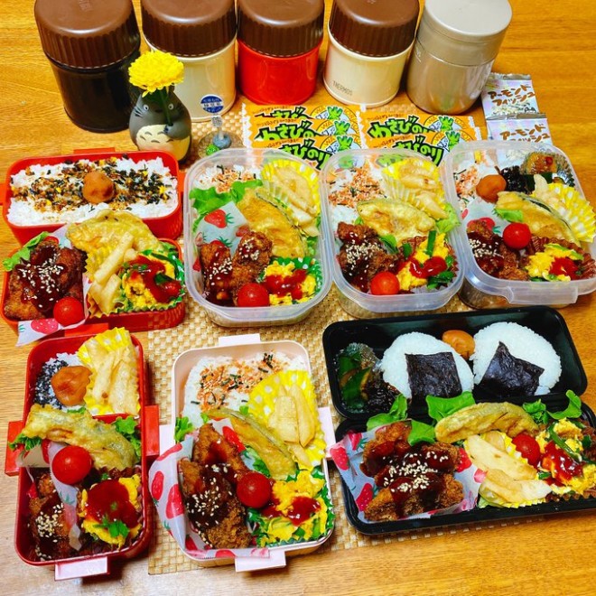 Ƒ̐HׂʁAD݂ɍ킹čꂽA8lƑ}}̂ٓ