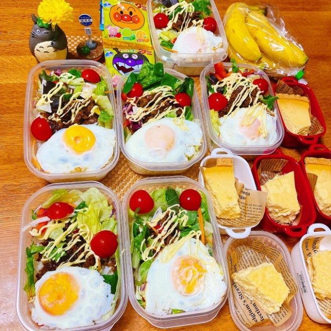 Ƒ̐HׂʁAD݂ɍ킹čꂽA8lƑ}}̂ٓ