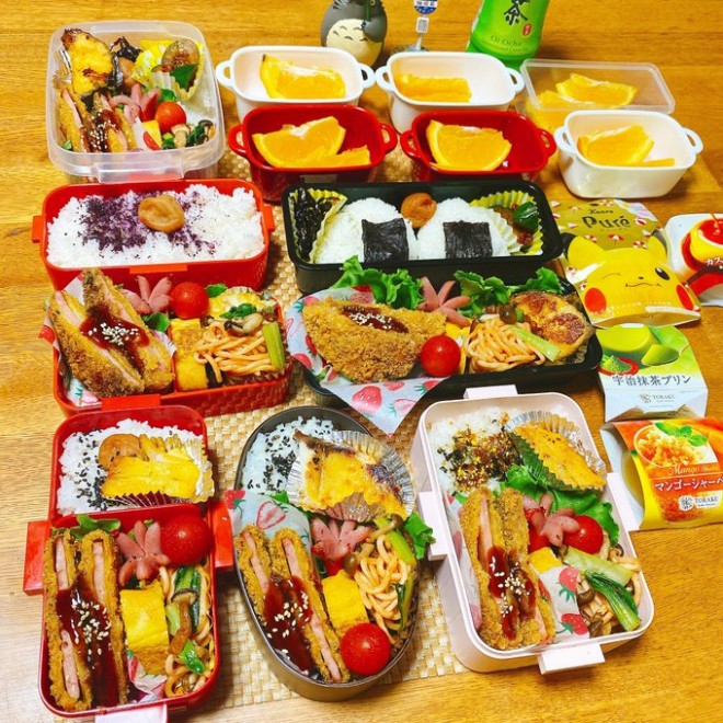 Ƒ̐HׂʁAD݂ɍ킹čꂽA8lƑ}}̂ٓ