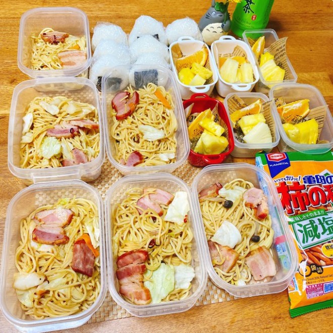 Ƒ̐HׂʁAD݂ɍ킹čꂽA8lƑ}}̂ٓ