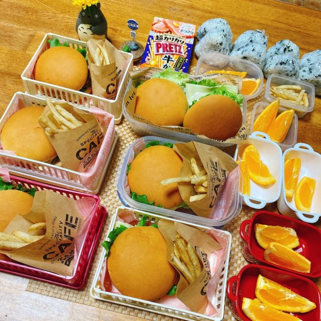 Ƒ̐HׂʁAD݂ɍ킹čꂽA8lƑ}}̂ٓ