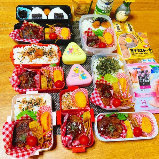 Ƒ̐HׂʁAD݂ɍ킹čꂽA8lƑ}}̂ٓ