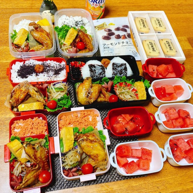 Ƒ̐HׂʁAD݂ɍ킹čꂽA8lƑ}}̂ٓ