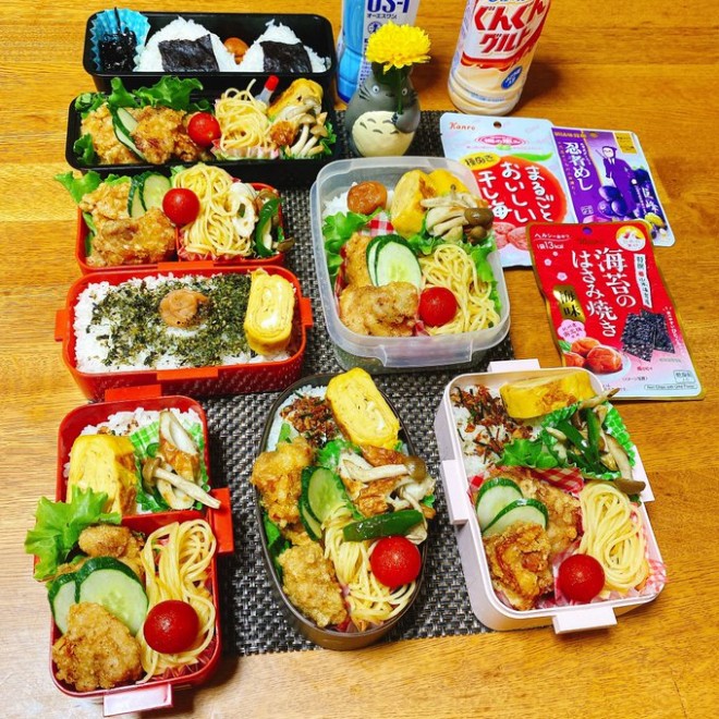 Ƒ̐HׂʁAD݂ɍ킹čꂽA8lƑ}}̂ٓ