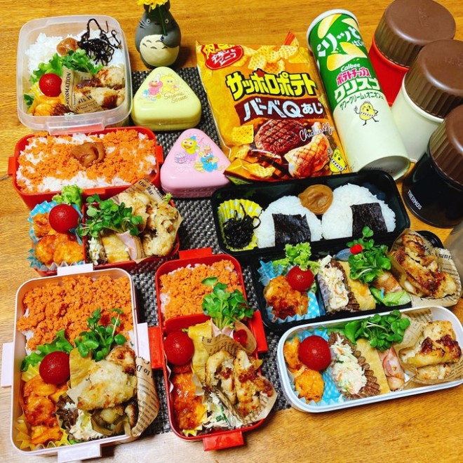 Ƒ̐HׂʁAD݂ɍ킹čꂽA8lƑ}}̂ٓ