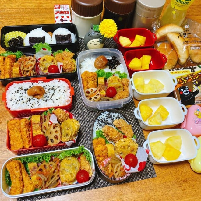 Ƒ̐HׂʁAD݂ɍ킹čꂽA8lƑ}}̂ٓ