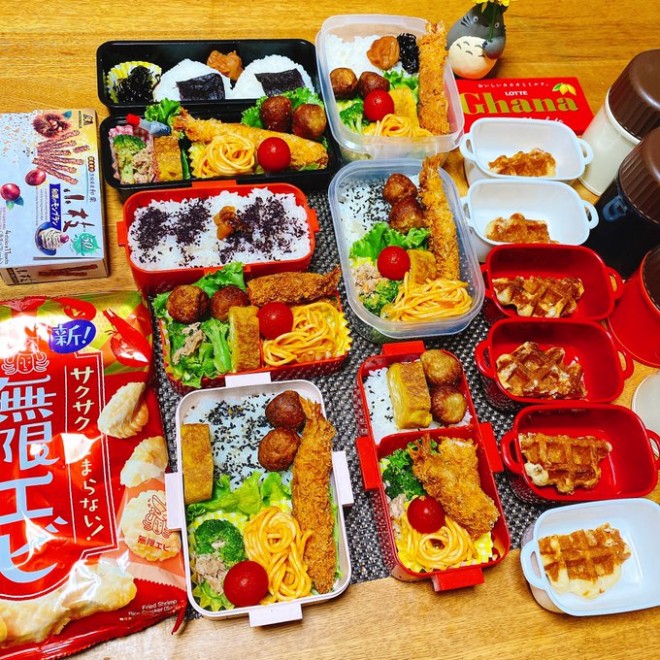 Ƒ̐HׂʁAD݂ɍ킹čꂽA8lƑ}}̂ٓ