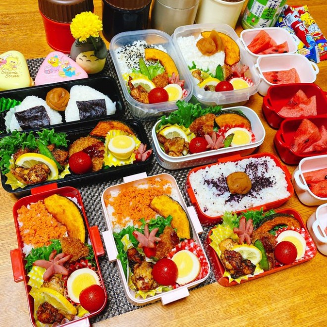 Ƒ̐HׂʁAD݂ɍ킹čꂽA8lƑ}}̂ٓ