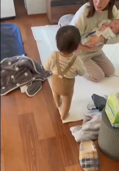 }}ȊO̐ԂĂlqɐ]1˂̑q