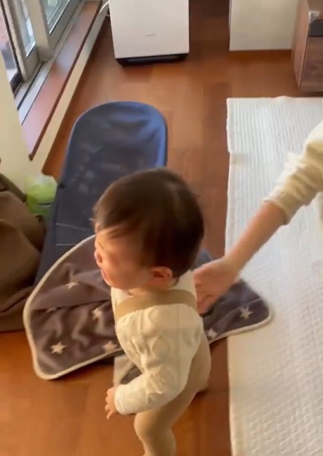 }}ȊO̐ԂĂlqɐ]1˂̑q