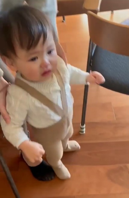 }}ȊO̐ԂĂlqɐ]1˂̑q