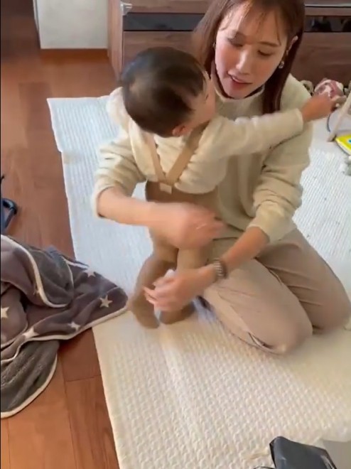 }}ȊO̐ԂĂlqɐ]1˂̑q