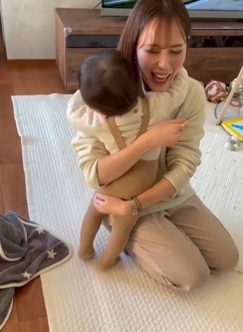 }}ȊO̐ԂĂlqɐ]1˂̑q