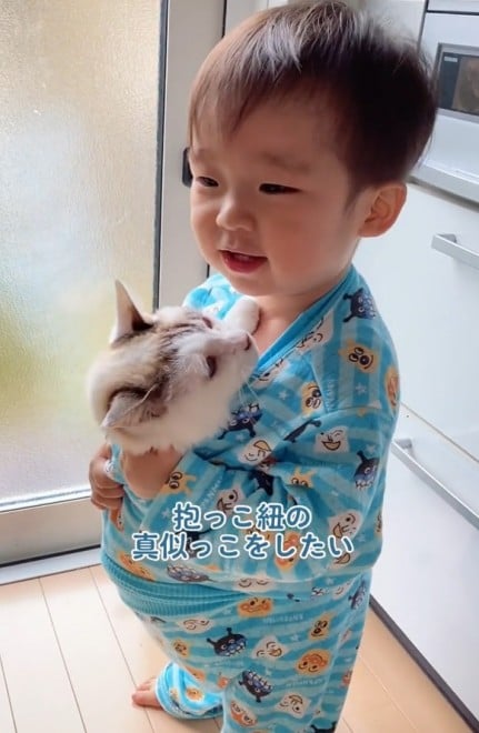 天使キッズ】抱っこ紐のまねっこをしたい1歳児、愛猫を抱きかかえる姿