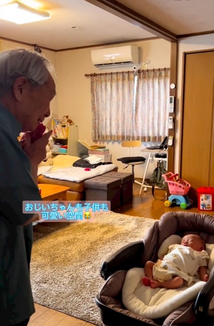 ひ孫を前に、「可愛い可愛い」と涙を流し立ち尽くすひいおじいちゃん 画像提供：chinami（@ca__0529wd）さん
