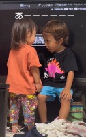 テレビを叩いた1歳の妹さんに対し、厳しい表情で叱る4歳のお兄ちゃん